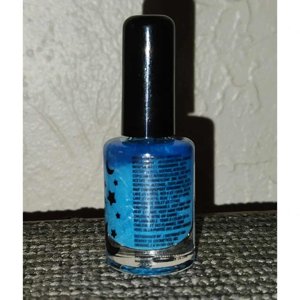 L.A Colors Glow‎ In The Dark Nail Polish~FREEZE (C68944) NEW